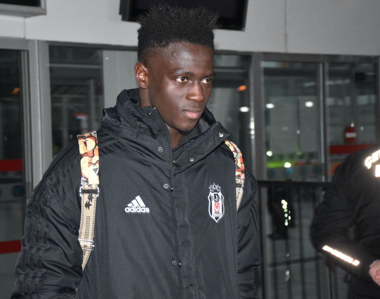 Beşiktaş kafilesi Sivas'a zor ulaştı! Yoğun sis nedeniyle 3 saat rötar... 9