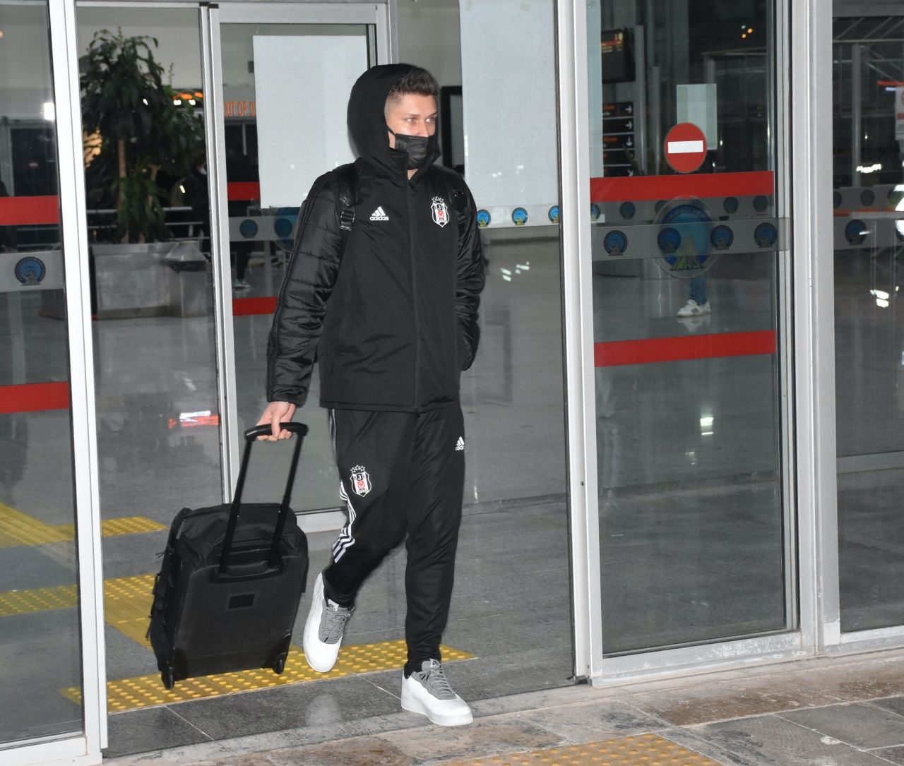 Beşiktaş kafilesi Sivas'a zor ulaştı! Yoğun sis nedeniyle 3 saat rötar... 8