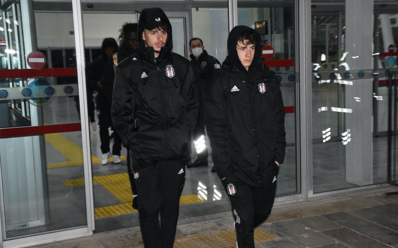 Beşiktaş kafilesi Sivas'a zor ulaştı! Yoğun sis nedeniyle 3 saat rötar... 7