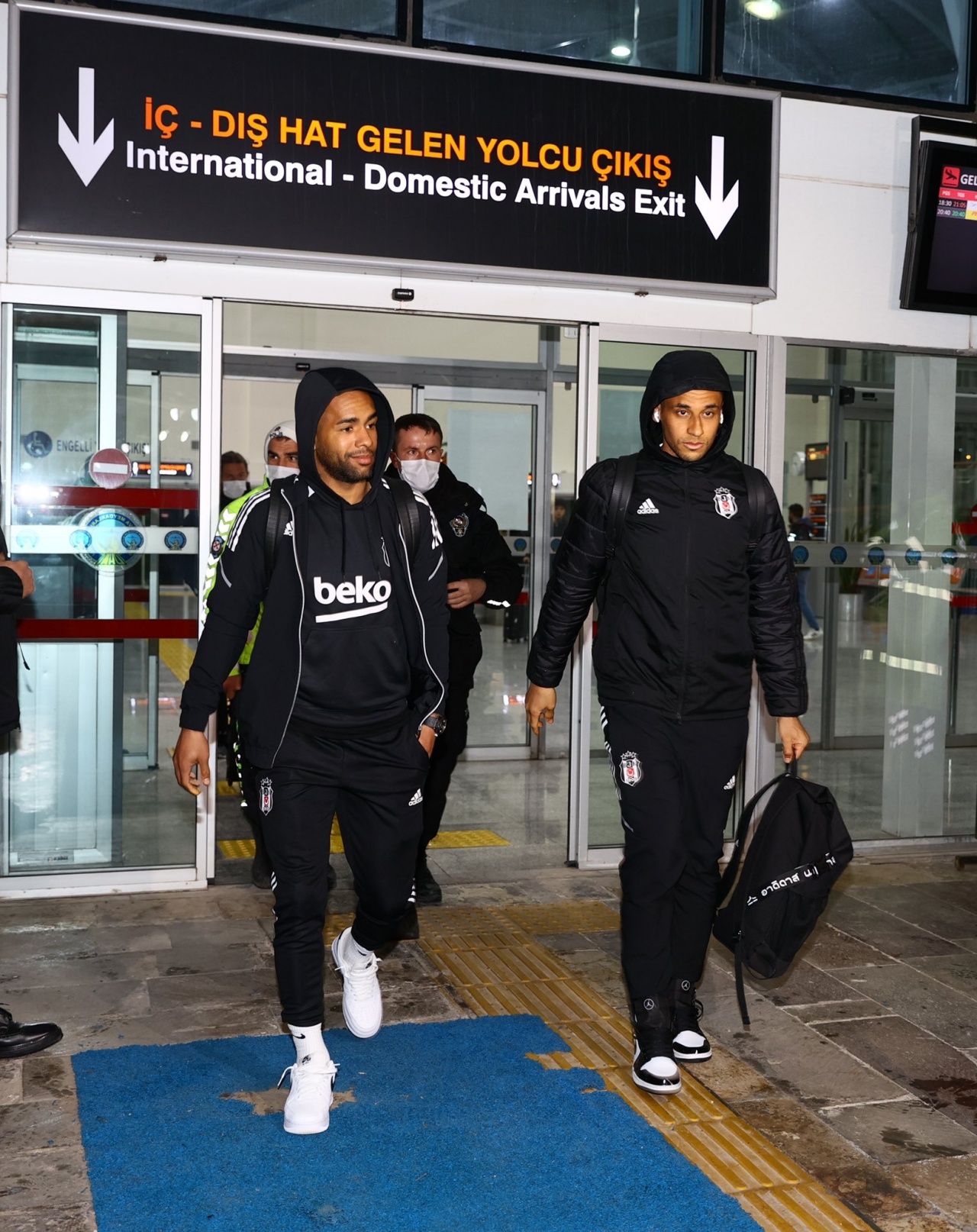 Beşiktaş kafilesi Sivas'a zor ulaştı! Yoğun sis nedeniyle 3 saat rötar... 5