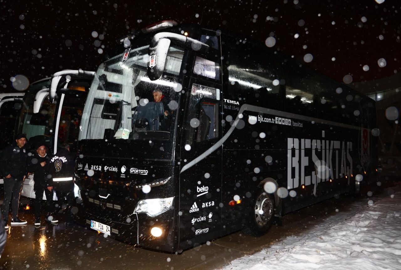 Beşiktaş kafilesi Sivas'a zor ulaştı! Yoğun sis nedeniyle 3 saat rötar... 2