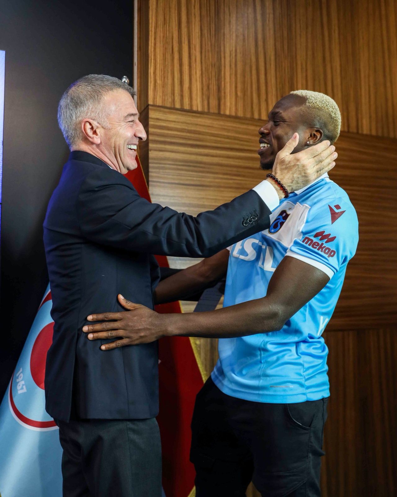 Jean Evrard Kouassi'nin imza törenindeki forma esprisi kırdı geçirdi... 2
