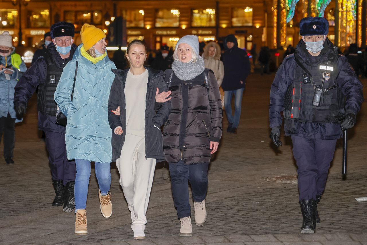 Rusya'da savaş karşıtlarının protesto eylemlerinde 7. gün: 7 bin 500 gözaltı 11