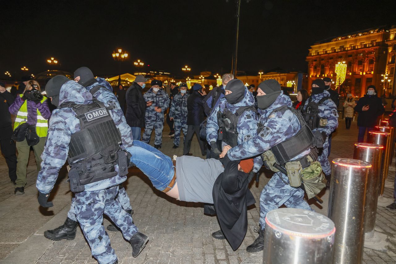 Rusya'da savaş karşıtlarının protesto eylemlerinde 7. gün: 7 bin 500 gözaltı 13