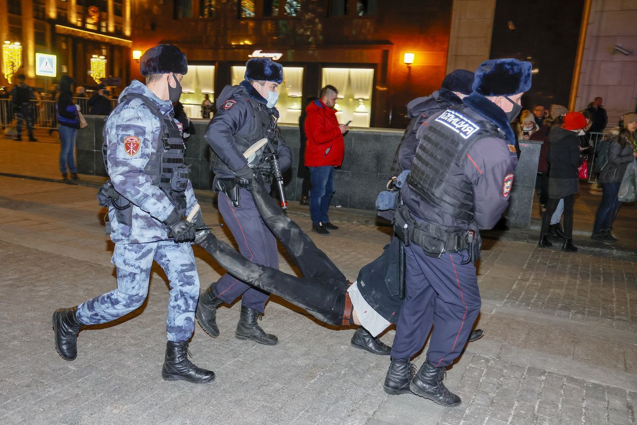 Rusya'da savaş karşıtlarının protesto eylemlerinde 7. gün: 7 bin 500 gözaltı 16