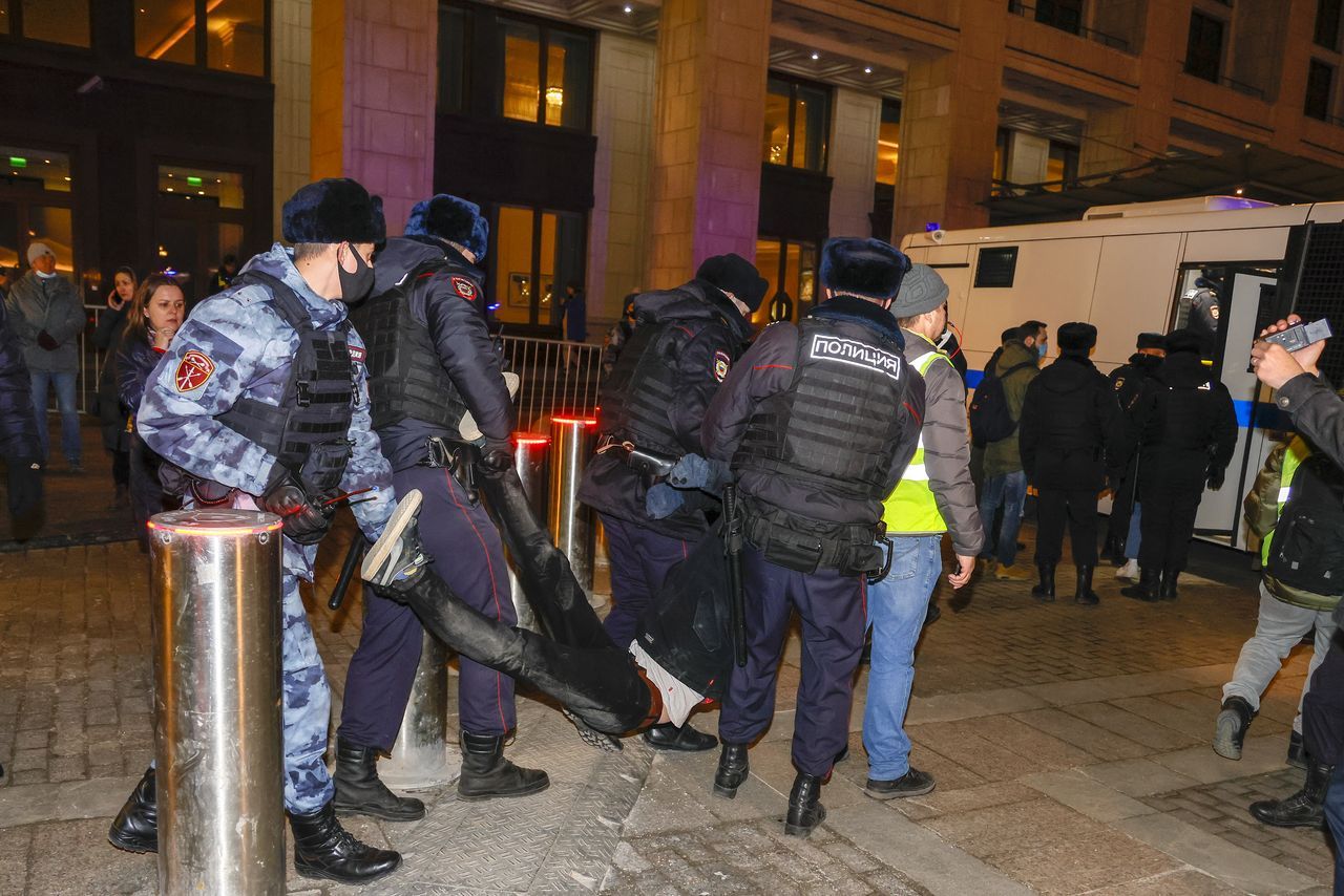 Rusya'da savaş karşıtlarının protesto eylemlerinde 7. gün: 7 bin 500 gözaltı 17