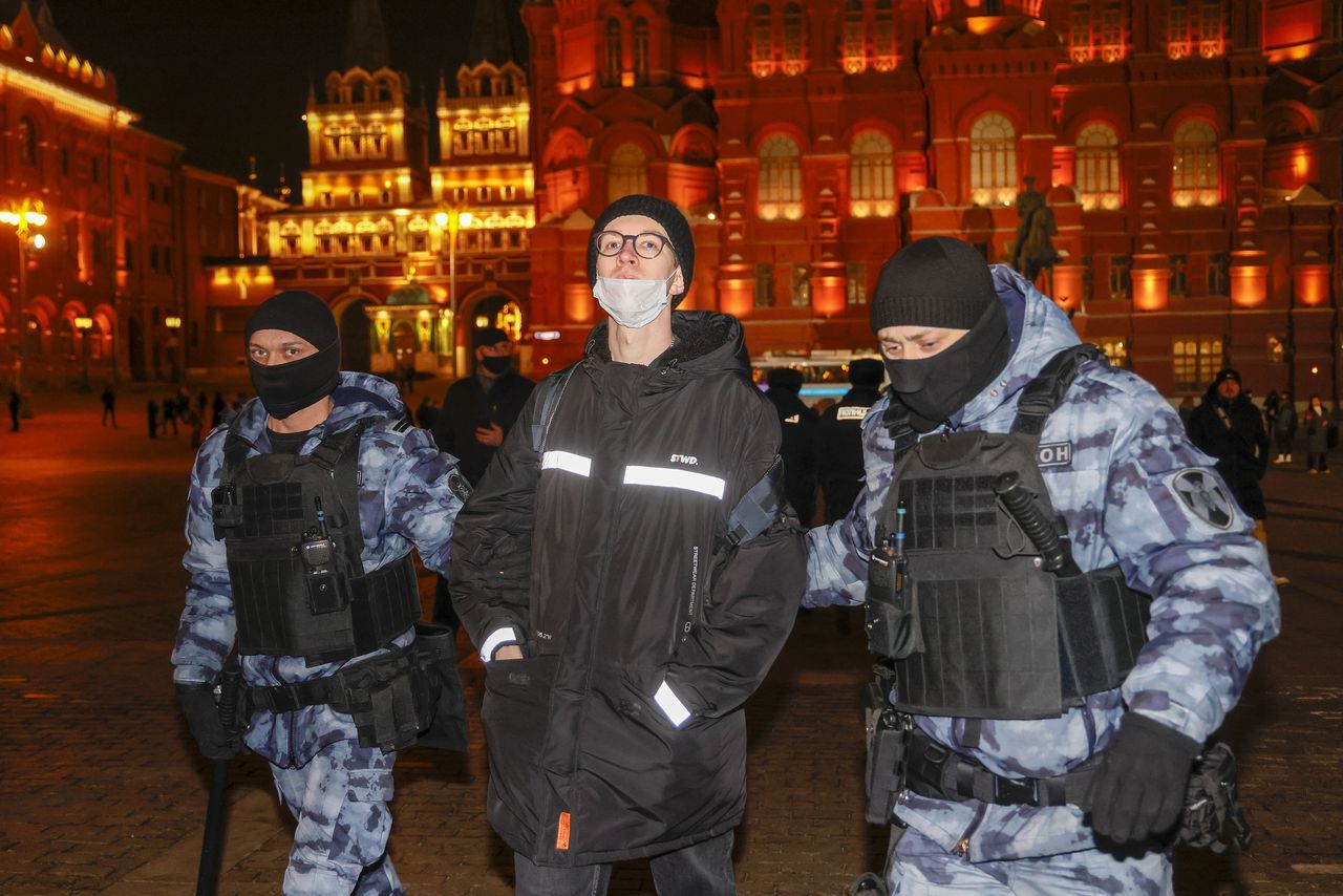 Rusya'da savaş karşıtlarının protesto eylemlerinde 7. gün: 7 bin 500 gözaltı 24