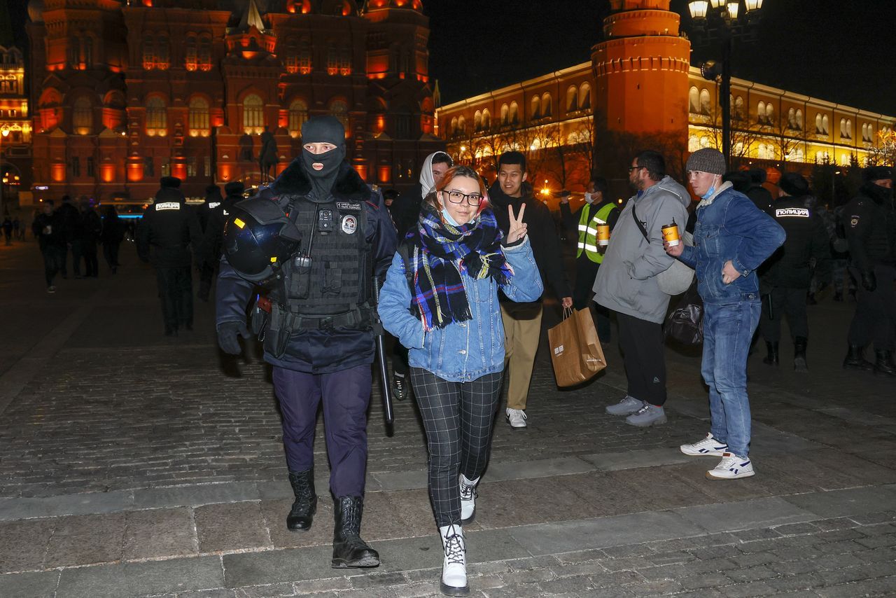 Rusya'da savaş karşıtlarının protesto eylemlerinde 7. gün: 7 bin 500 gözaltı 27