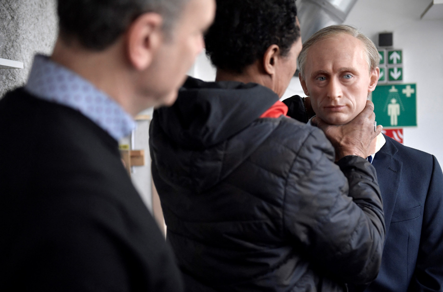 Vladimir Putin'in balmumu heykeli Paris müzesinden kaldırıldı 4