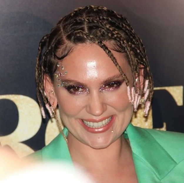 Farah Zeynep Abdullah, Bergen filminin galasında giydiği kıyafetine gelen eleştirilere yanıt verdi 5
