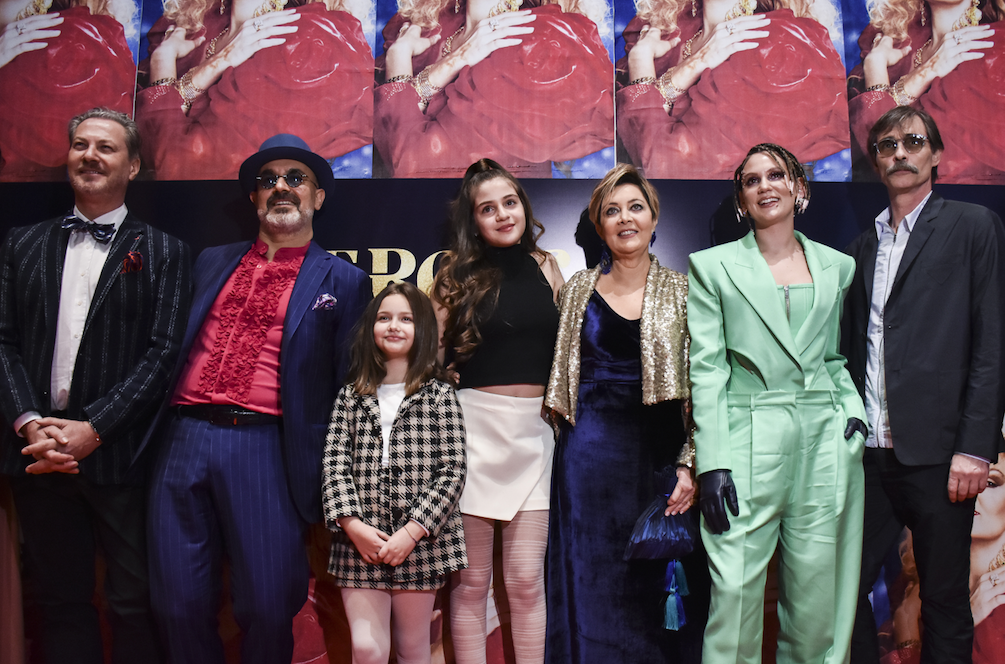 Farah Zeynep Abdullah, Bergen filminin galasında giydiği kıyafetine gelen eleştirilere yanıt verdi 13