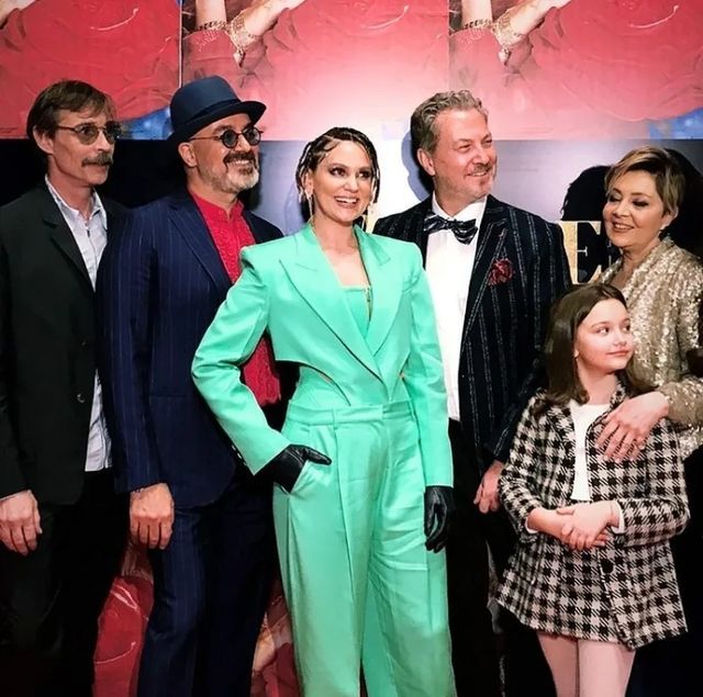 Farah Zeynep Abdullah, Bergen filminin galasında giydiği kıyafetine gelen eleştirilere yanıt verdi 9