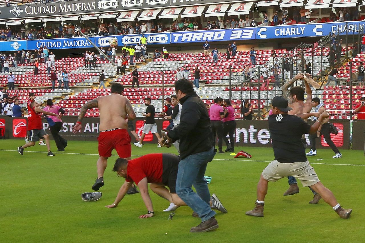 Meksika'da futbol savaşı... Taraftar kavgasında 17 kişi hayatını kaybetti 4