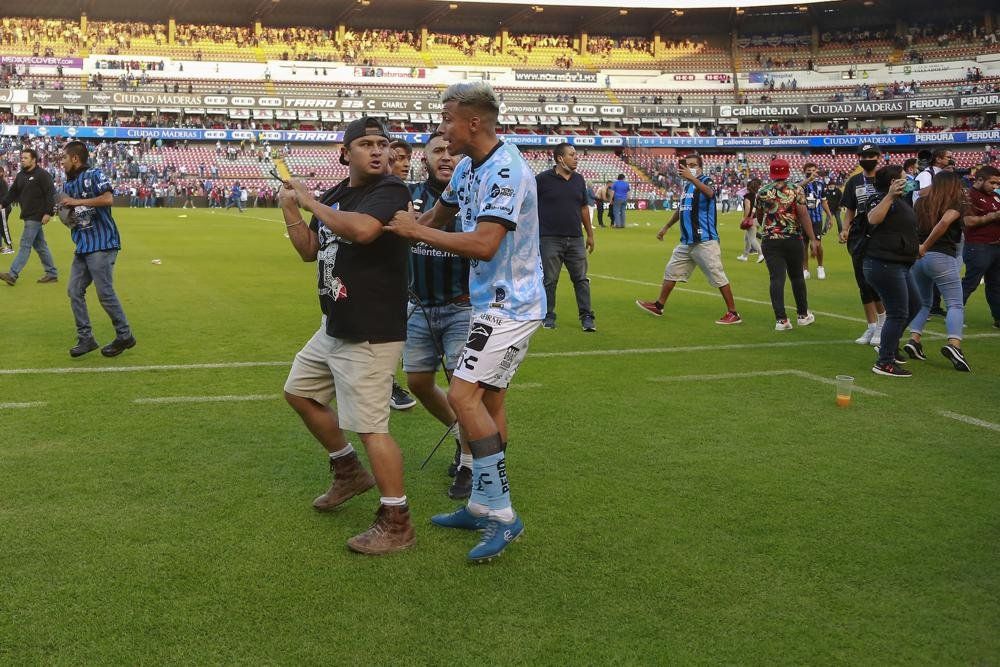 Meksika'da futbol savaşı... Taraftar kavgasında 17 kişi hayatını kaybetti 11