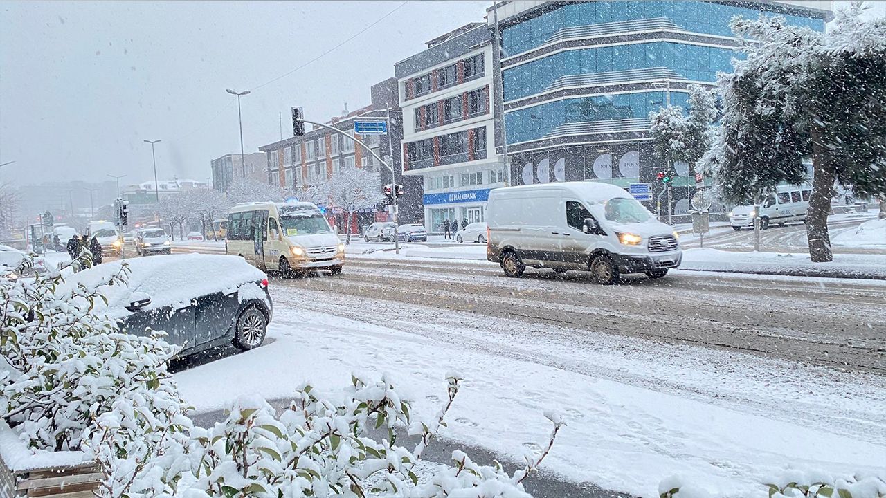 Beklenen kar geldi, İstanbul beyaza büründü... İşte o anlar 10