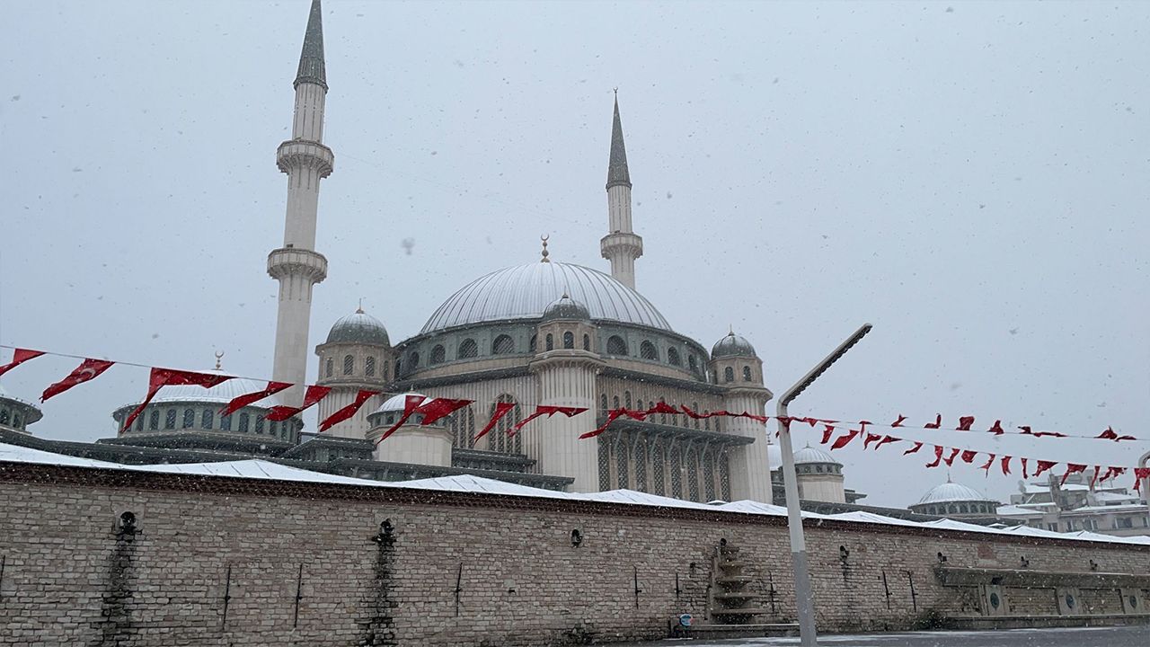Beklenen kar geldi, İstanbul beyaza büründü... İşte o anlar 8