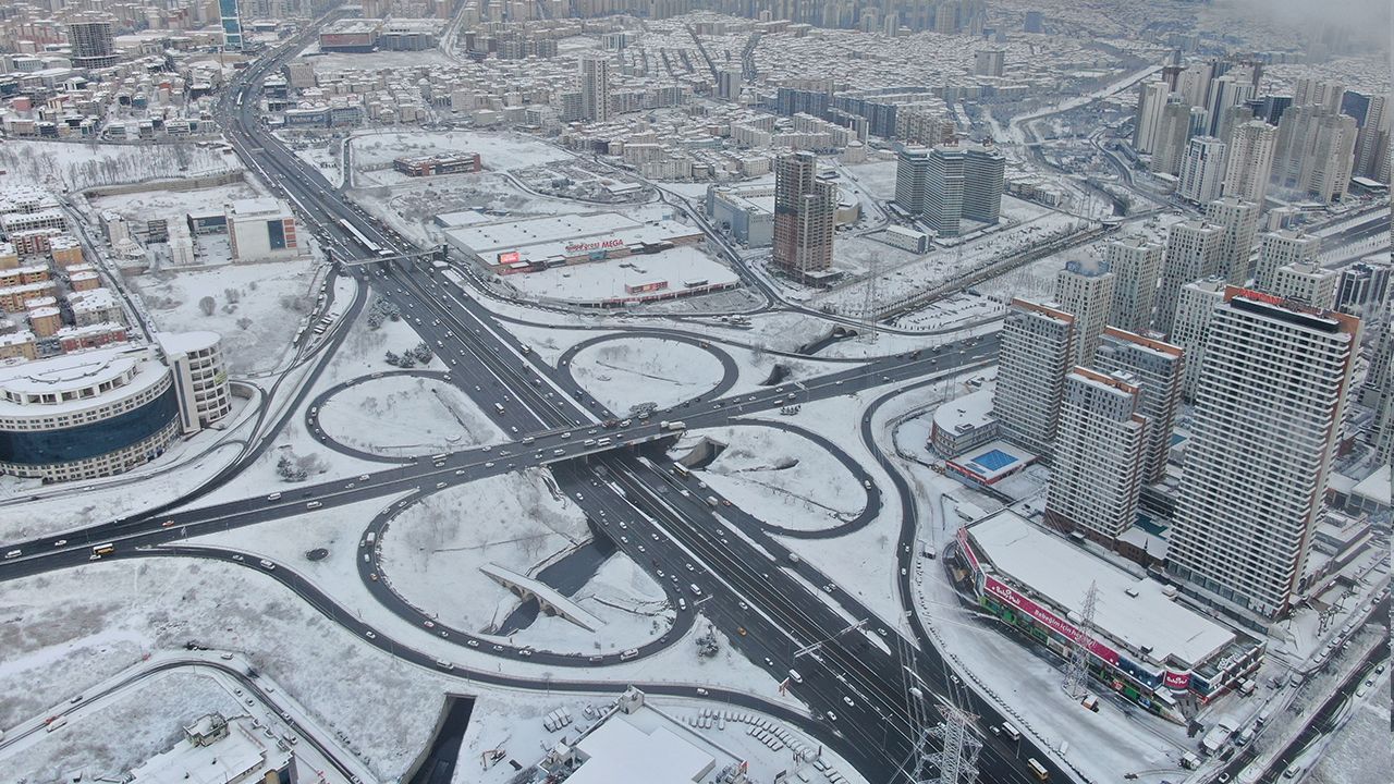 Beklenen kar geldi, İstanbul beyaza büründü... İşte o anlar 17