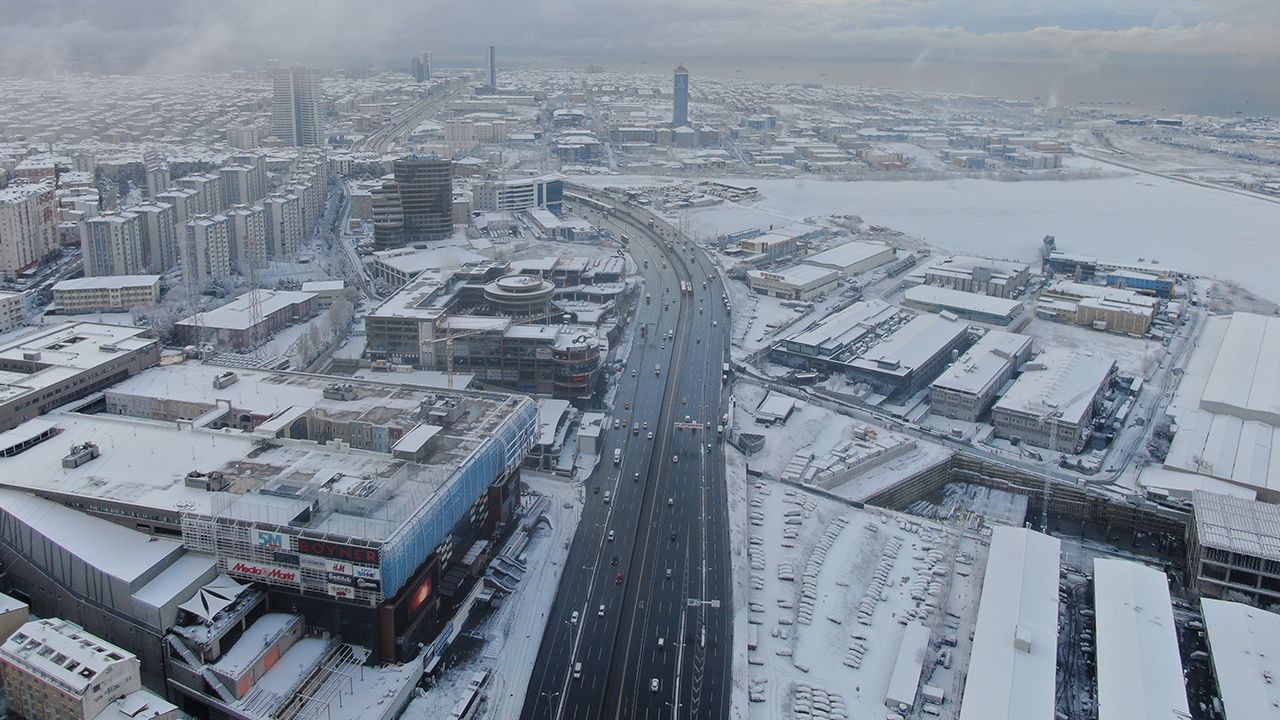 Beklenen kar geldi, İstanbul beyaza büründü... İşte o anlar 16