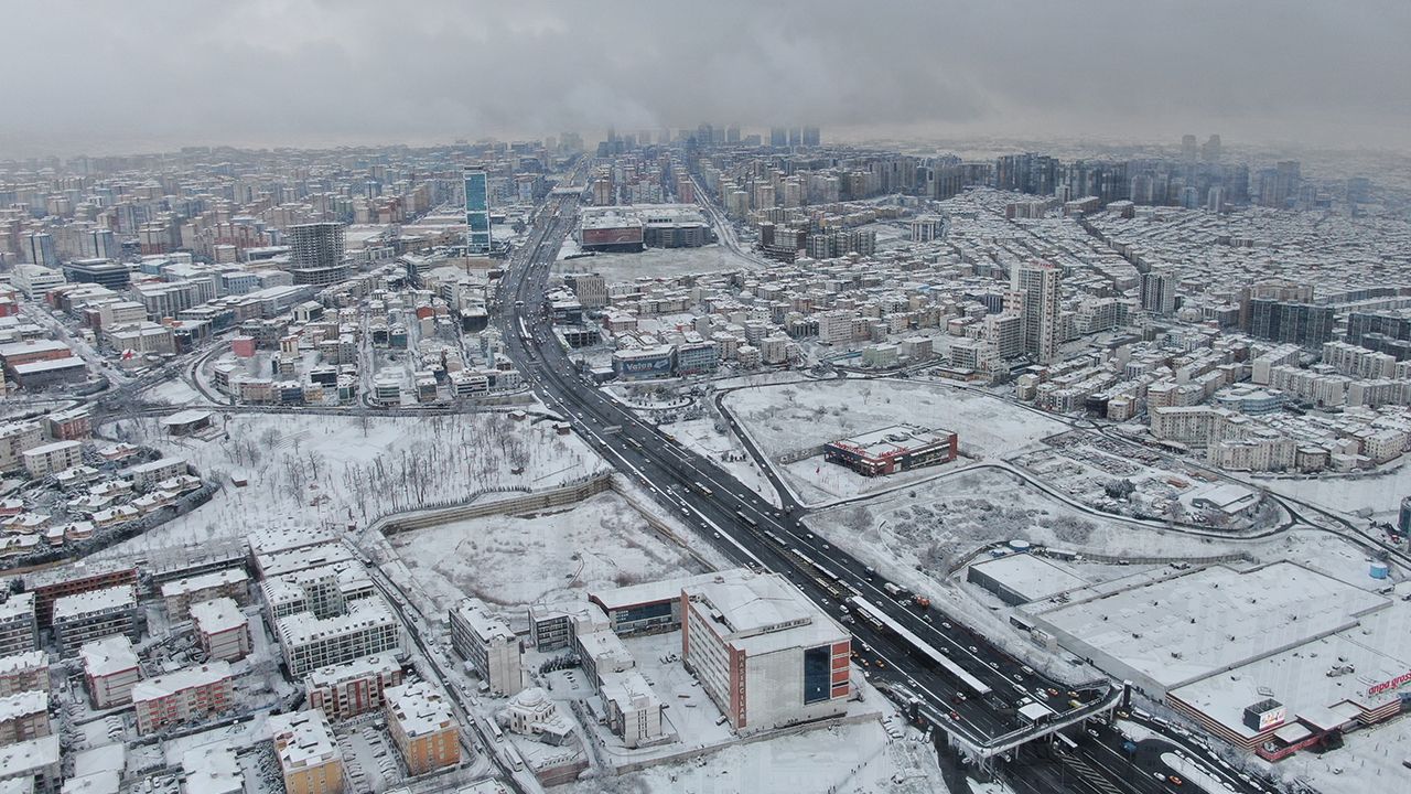 Beklenen kar geldi, İstanbul beyaza büründü... İşte o anlar 12