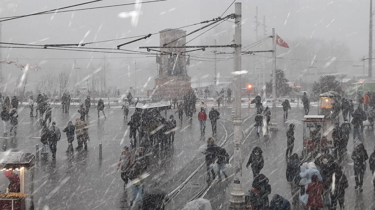 Taksim'de lapa lapa kar! Yağış şiddetini artırıyor 1