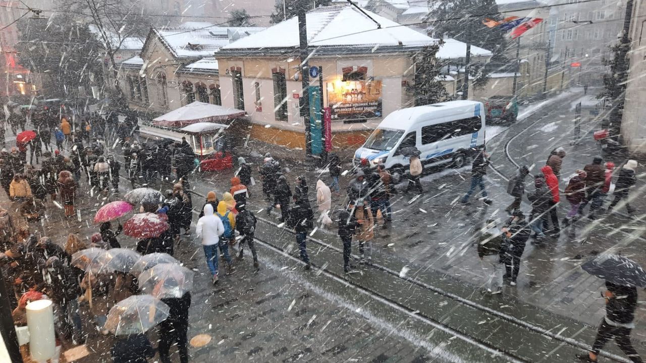 Taksim'de lapa lapa kar! Yağış şiddetini artırıyor 2