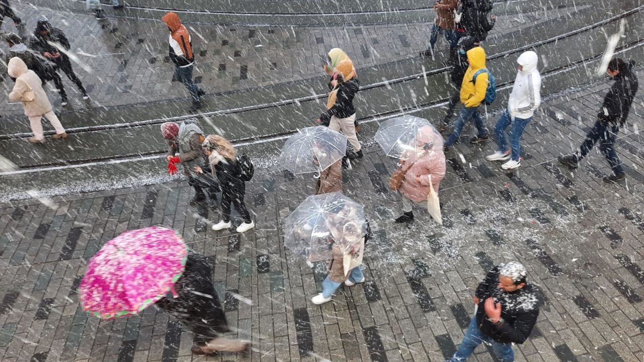 Taksim'de lapa lapa kar! Yağış şiddetini artırıyor 3