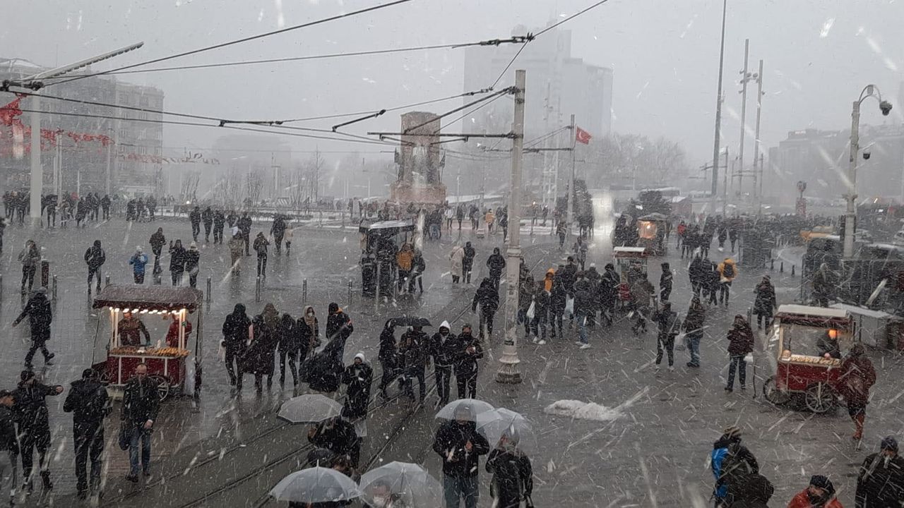Taksim'de lapa lapa kar! Yağış şiddetini artırıyor 4