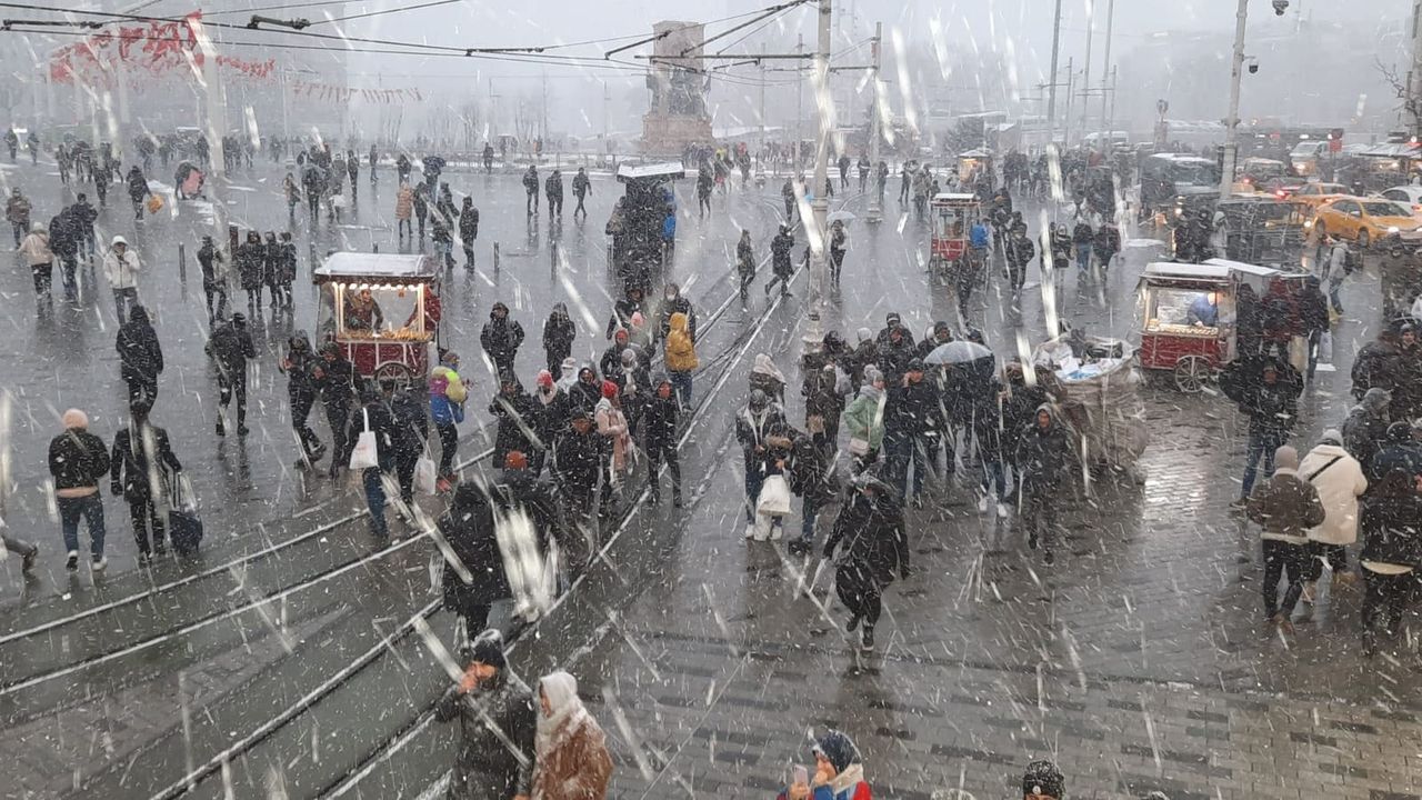 Taksim'de lapa lapa kar! Yağış şiddetini artırıyor 5