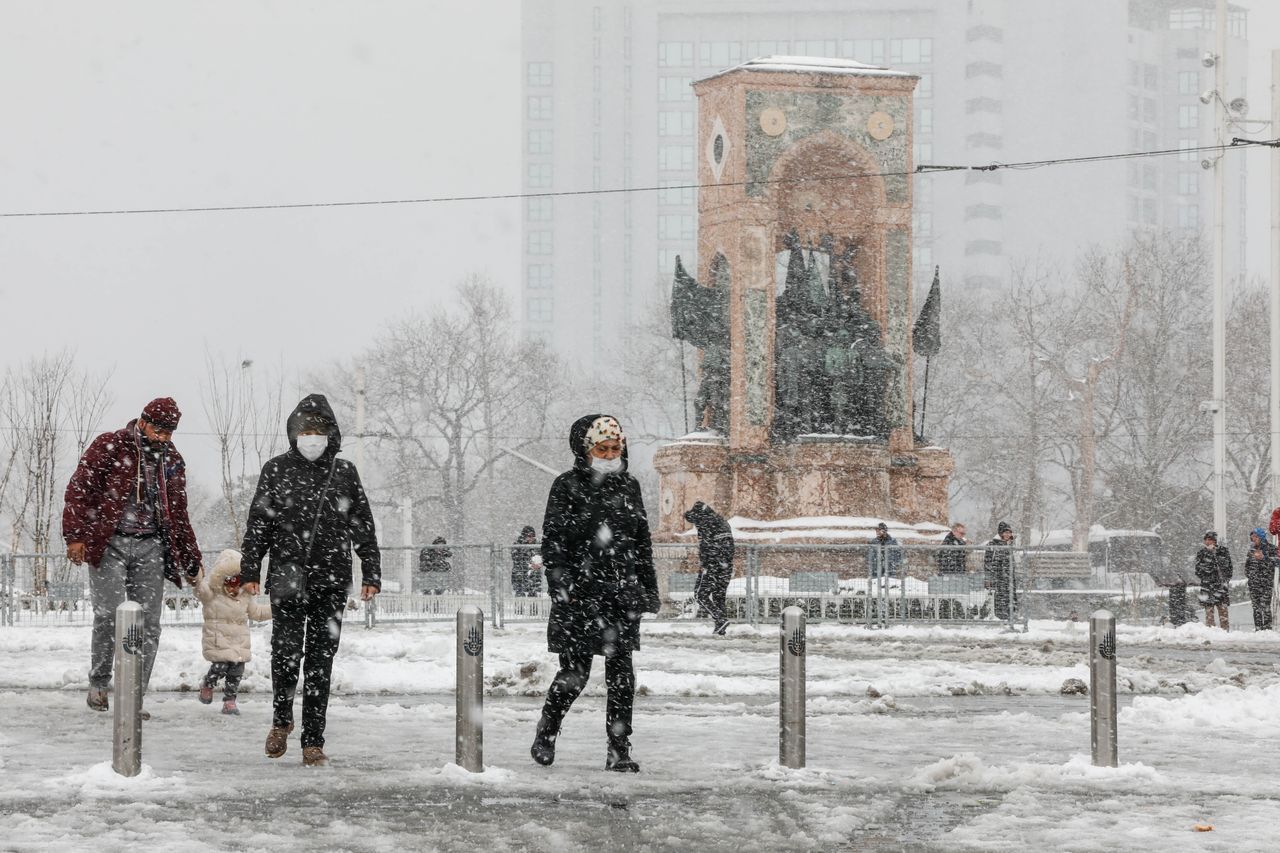 Taksim'de lapa lapa kar! Yağış şiddetini artırıyor 7
