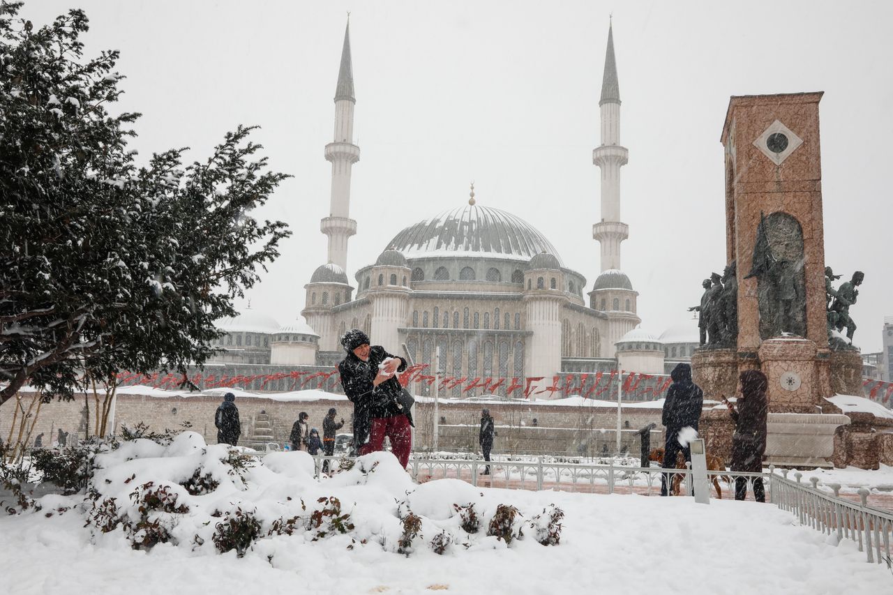 Taksim'de lapa lapa kar! Yağış şiddetini artırıyor 8