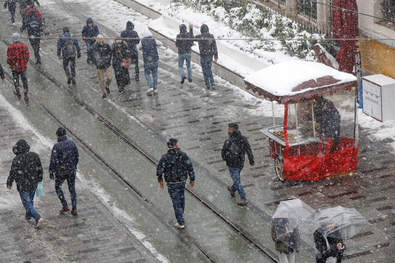 Taksim'de lapa lapa kar! Yağış şiddetini artırıyor 9