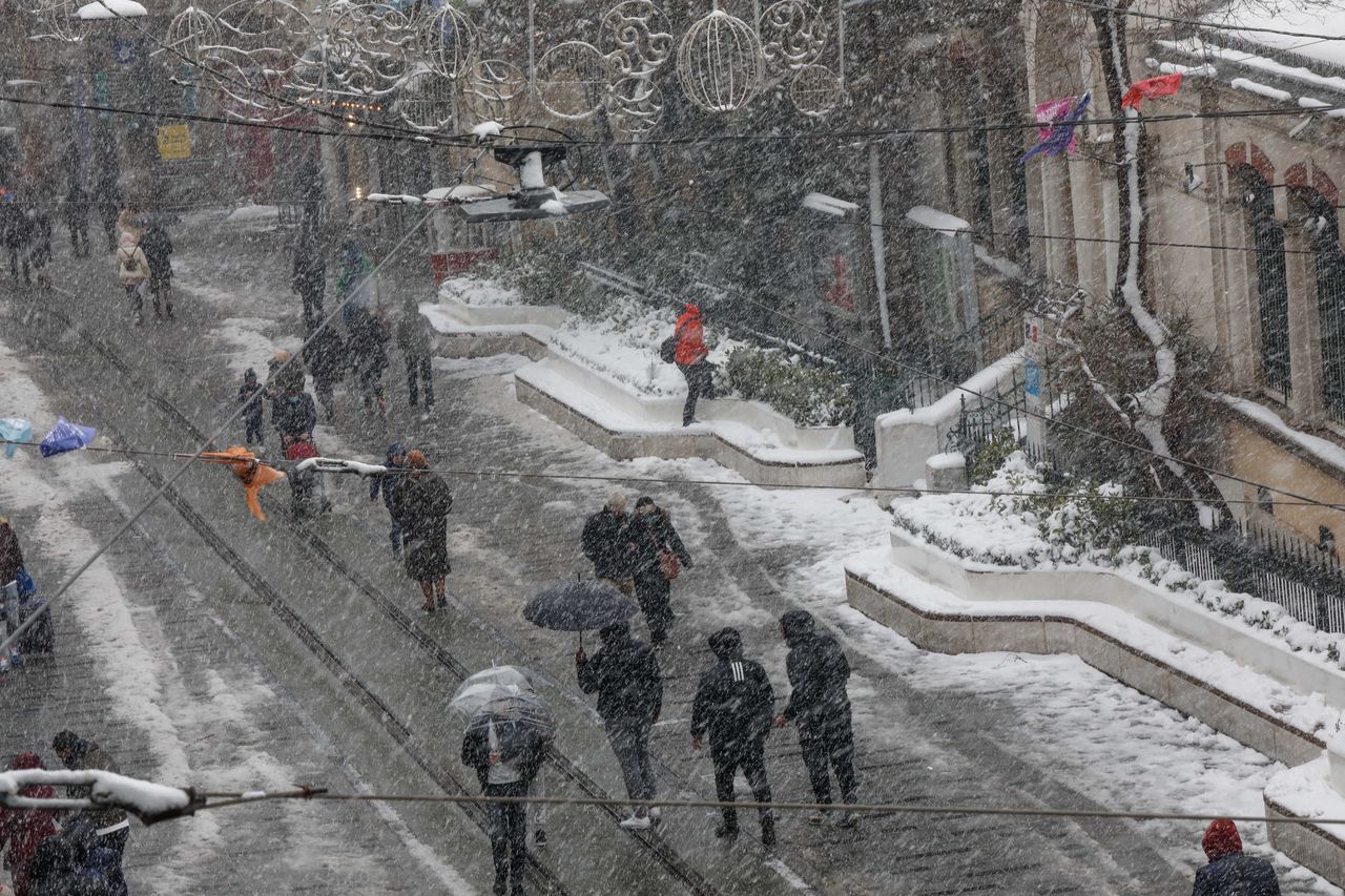 Taksim'de lapa lapa kar! Yağış şiddetini artırıyor 6