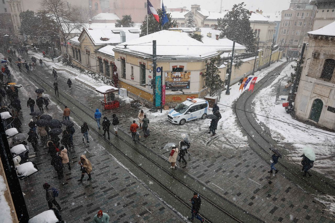 Taksim'de lapa lapa kar! Yağış şiddetini artırıyor 10