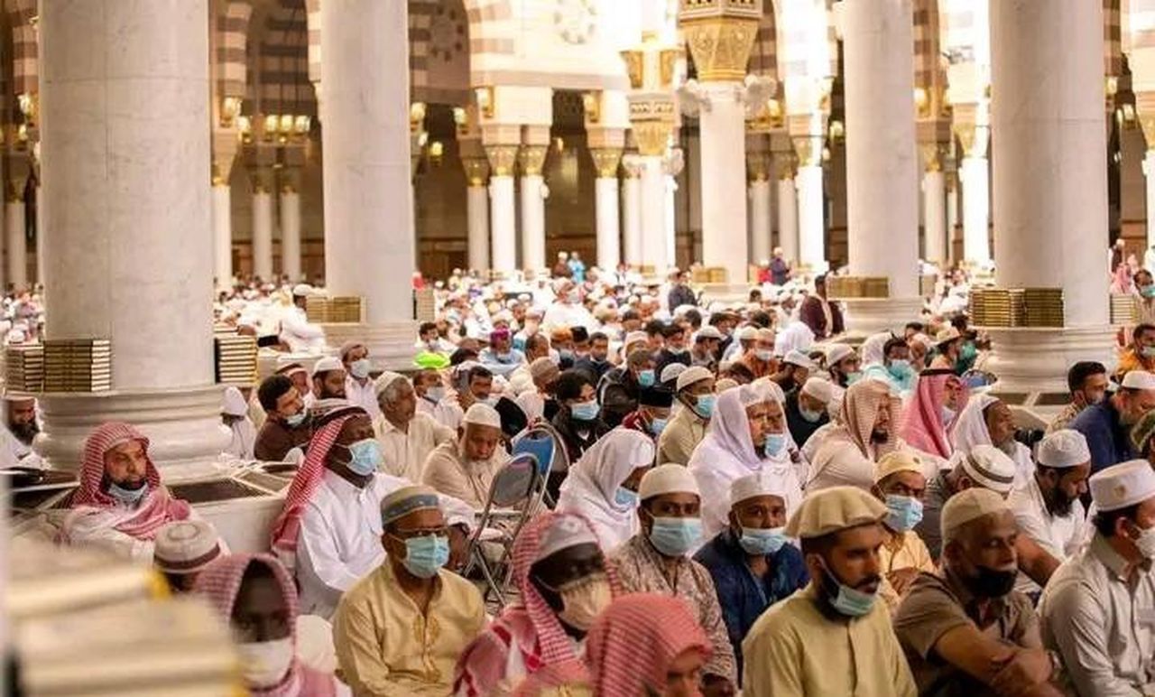 Kabe’de sosyal mesafesiz ilk Cuma namazı kılındı 1