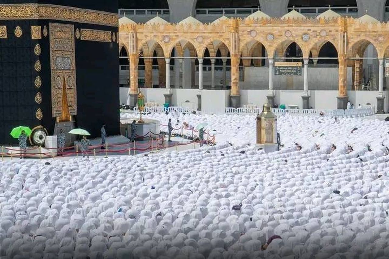 Kabe’de sosyal mesafesiz ilk Cuma namazı kılındı 2