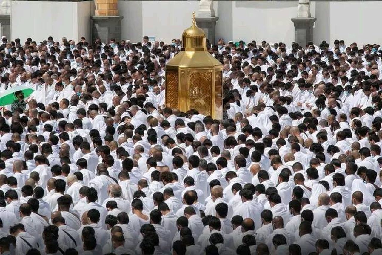 Kabe’de sosyal mesafesiz ilk Cuma namazı kılındı 3
