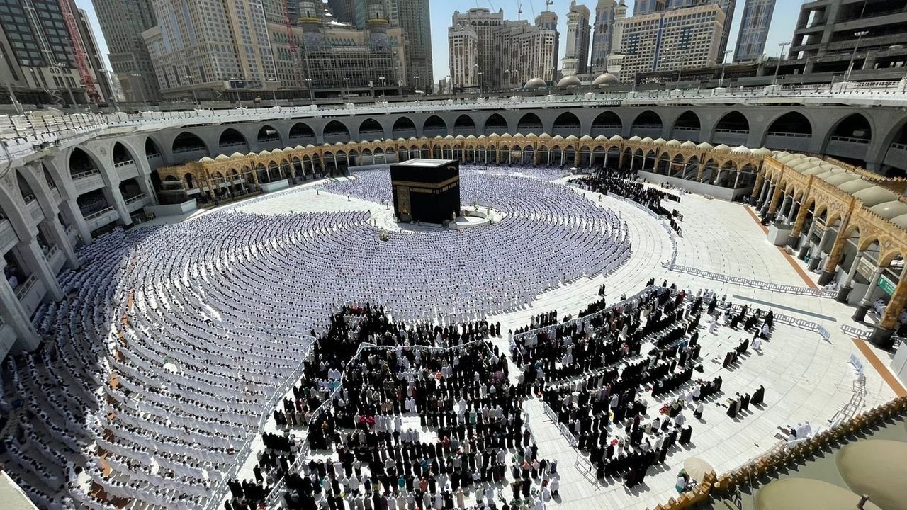 Kabe’de sosyal mesafesiz ilk Cuma namazı kılındı 4