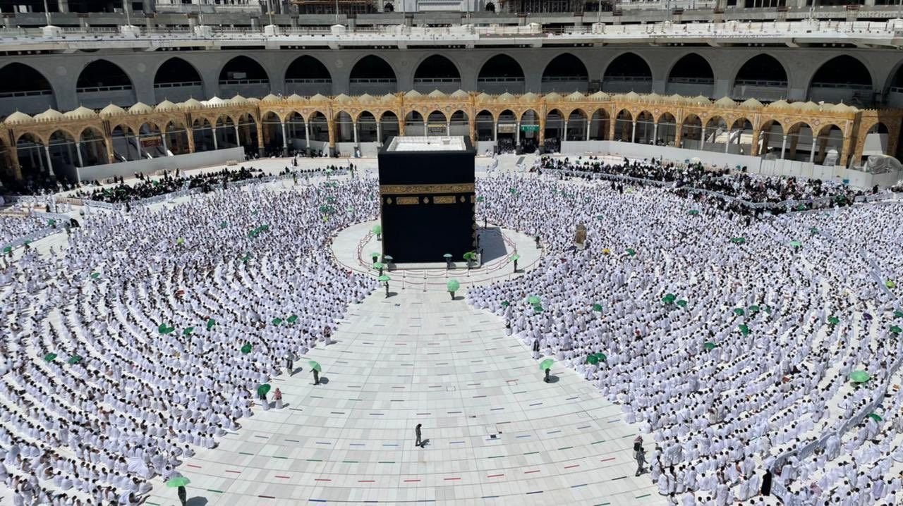 Kabe’de sosyal mesafesiz ilk Cuma namazı kılındı 5