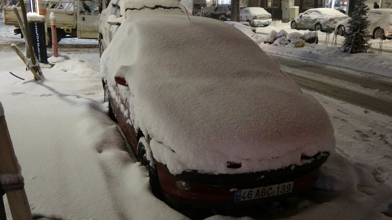 Yoğun yağış altındaki araçlar kara gömüldü 1