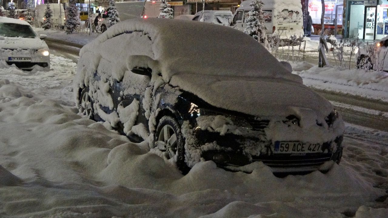 Yoğun yağış altındaki araçlar kara gömüldü 2