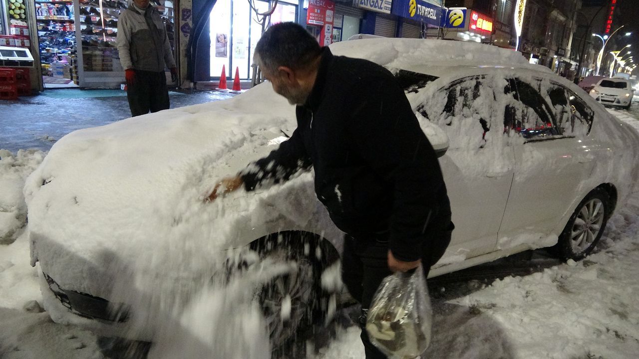 Yoğun yağış altındaki araçlar kara gömüldü 3