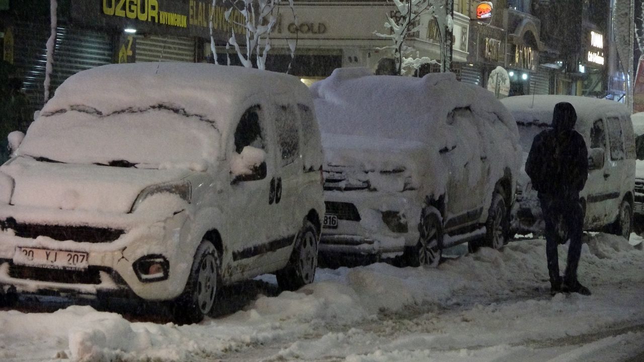 Yoğun yağış altındaki araçlar kara gömüldü 4