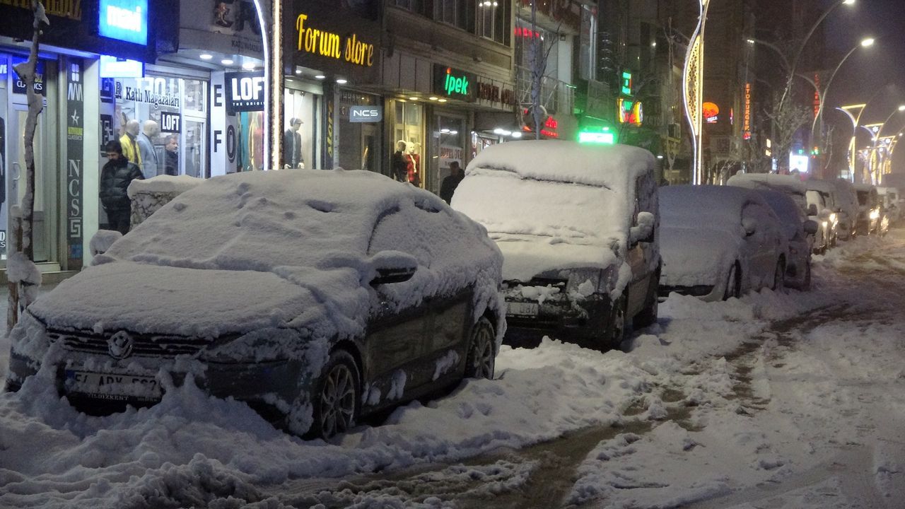 Yoğun yağış altındaki araçlar kara gömüldü 5