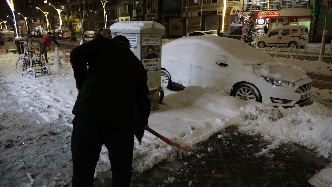 Yoğun yağış altındaki araçlar kara gömüldü 7