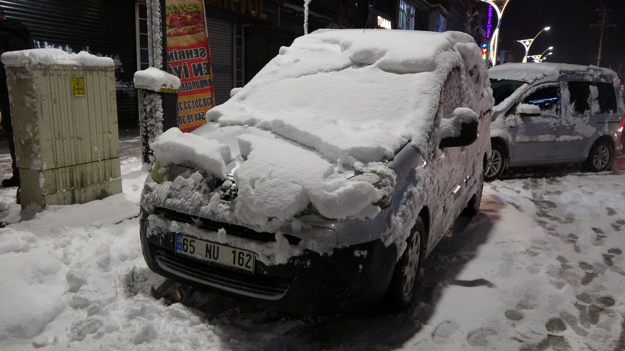 Yoğun yağış altındaki araçlar kara gömüldü 9