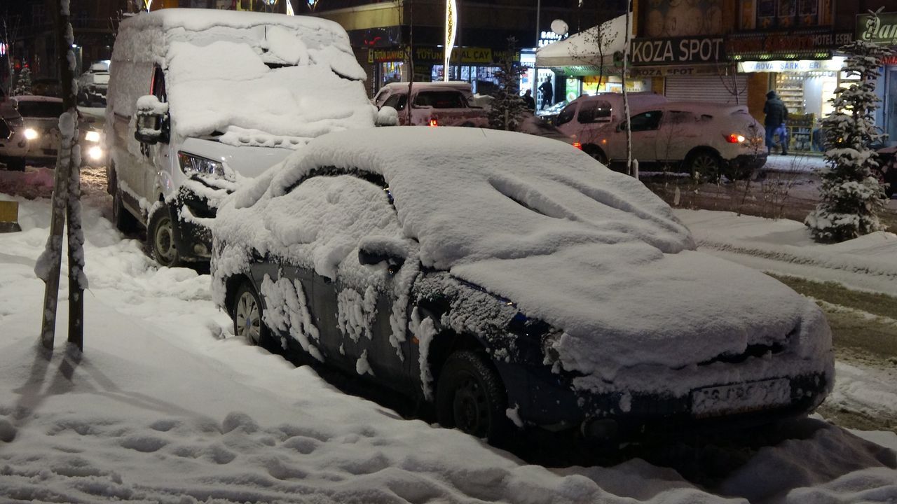 Yoğun yağış altındaki araçlar kara gömüldü 10