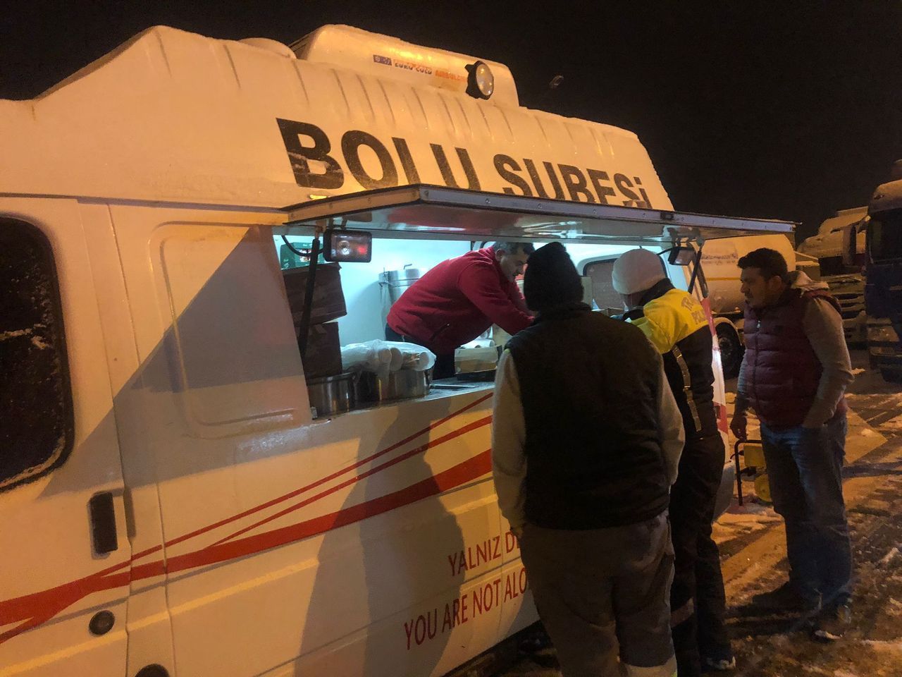 Bolu'da bekletilen kamyon ve tırların sürücülerine kumanya dağıtılıyor 1