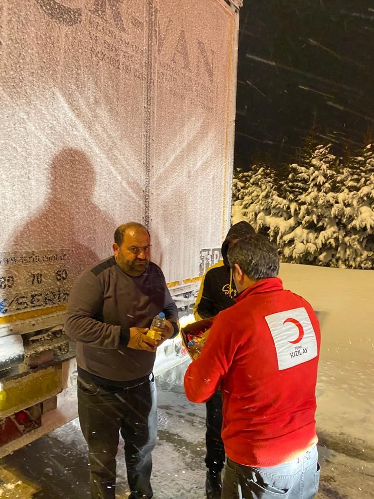 Bolu'da bekletilen kamyon ve tırların sürücülerine kumanya dağıtılıyor 2