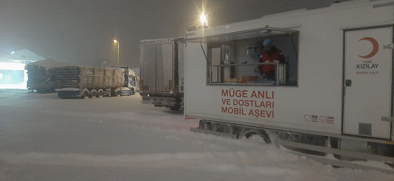 Bolu'da bekletilen kamyon ve tırların sürücülerine kumanya dağıtılıyor 3