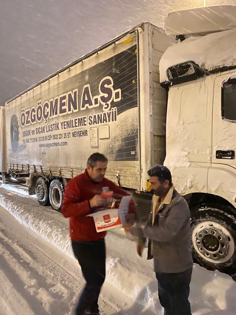 Bolu'da bekletilen kamyon ve tırların sürücülerine kumanya dağıtılıyor 4